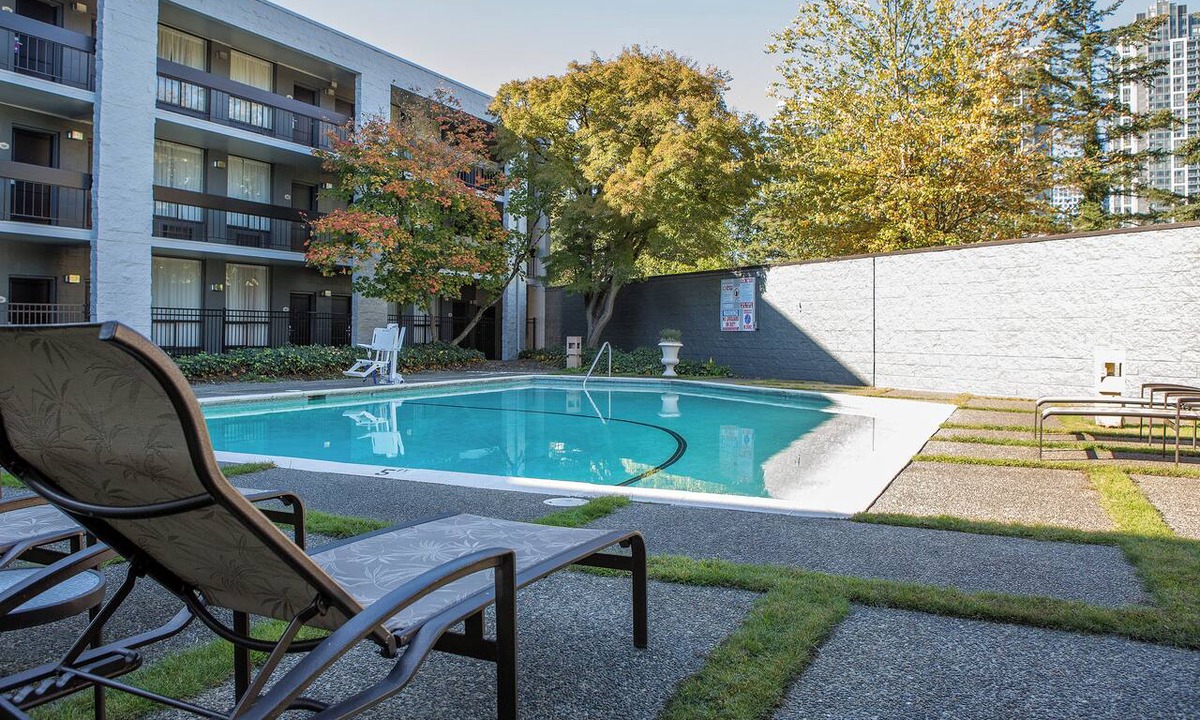 Wilburton Hotel | Perfect Staycation! Seasonal Pool and Parking, Short Drive to Bellevue Square!