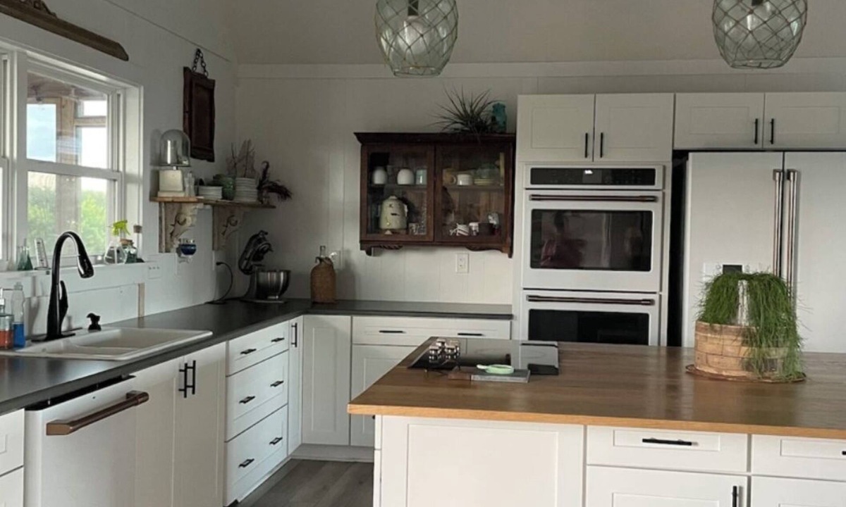 Sea Scape Cottage | Pet Friendly 5-bedroom cottage just a 16-minute walk to Outer Banks Beaches