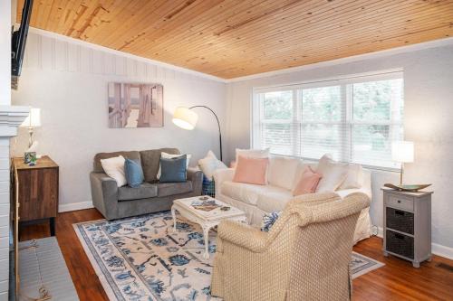 Yaupon Beach House | Pet Friendly Cottage 5 Min Walk to Beach