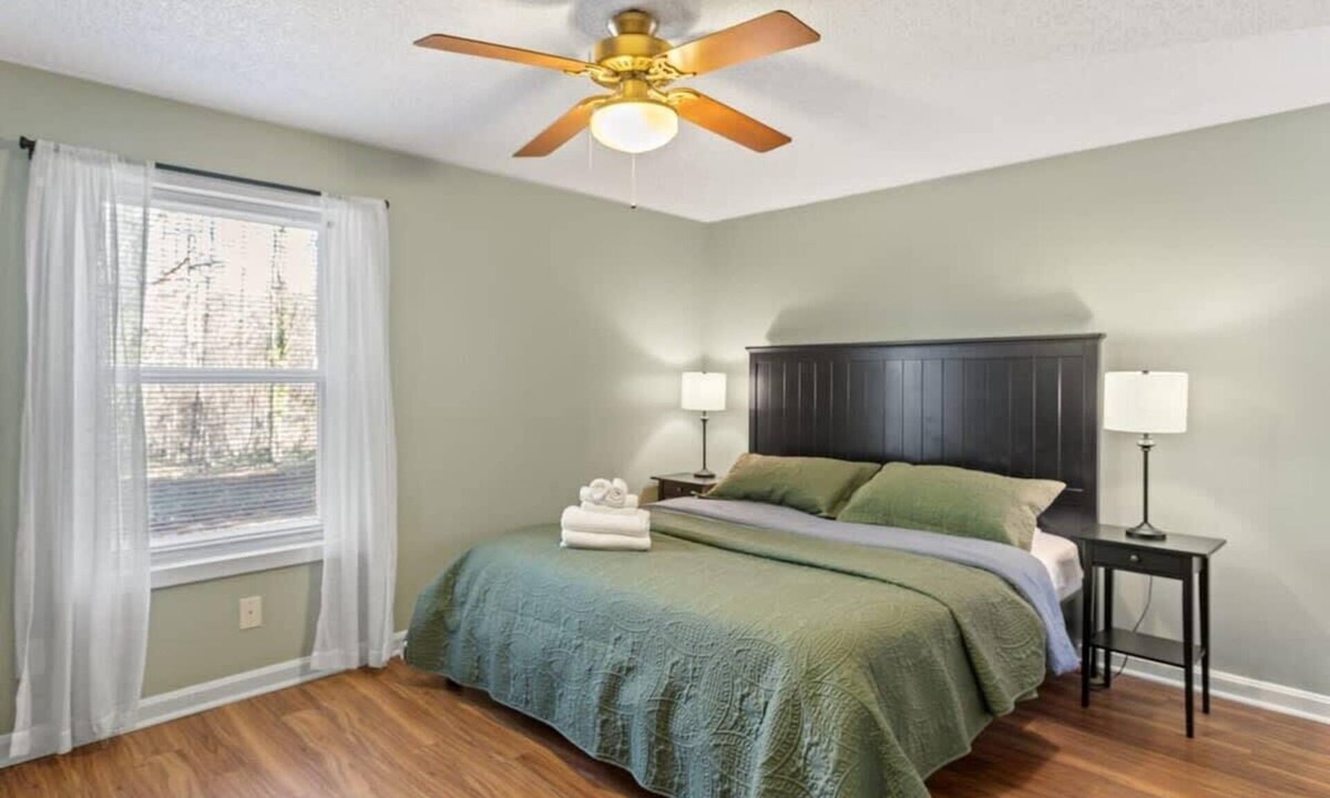 Cary House | Pet Friendly Relaxing Retreat Walk to DT|King Bed