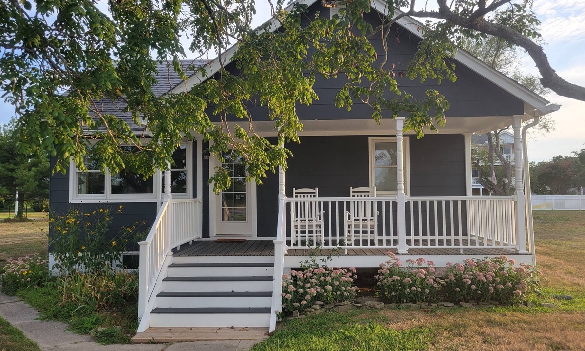 Cape May Cottage | PET FRIENDLY! SIT & ROCK ON THE PORCH AS YOU WATCH THE BOATS GO BY!
