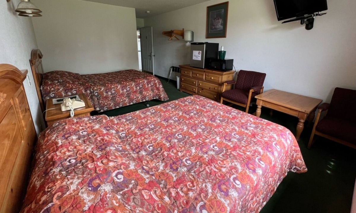 Renault Bed & Breakfast | Petite Queen + Full Basic Room with Free Breakfast