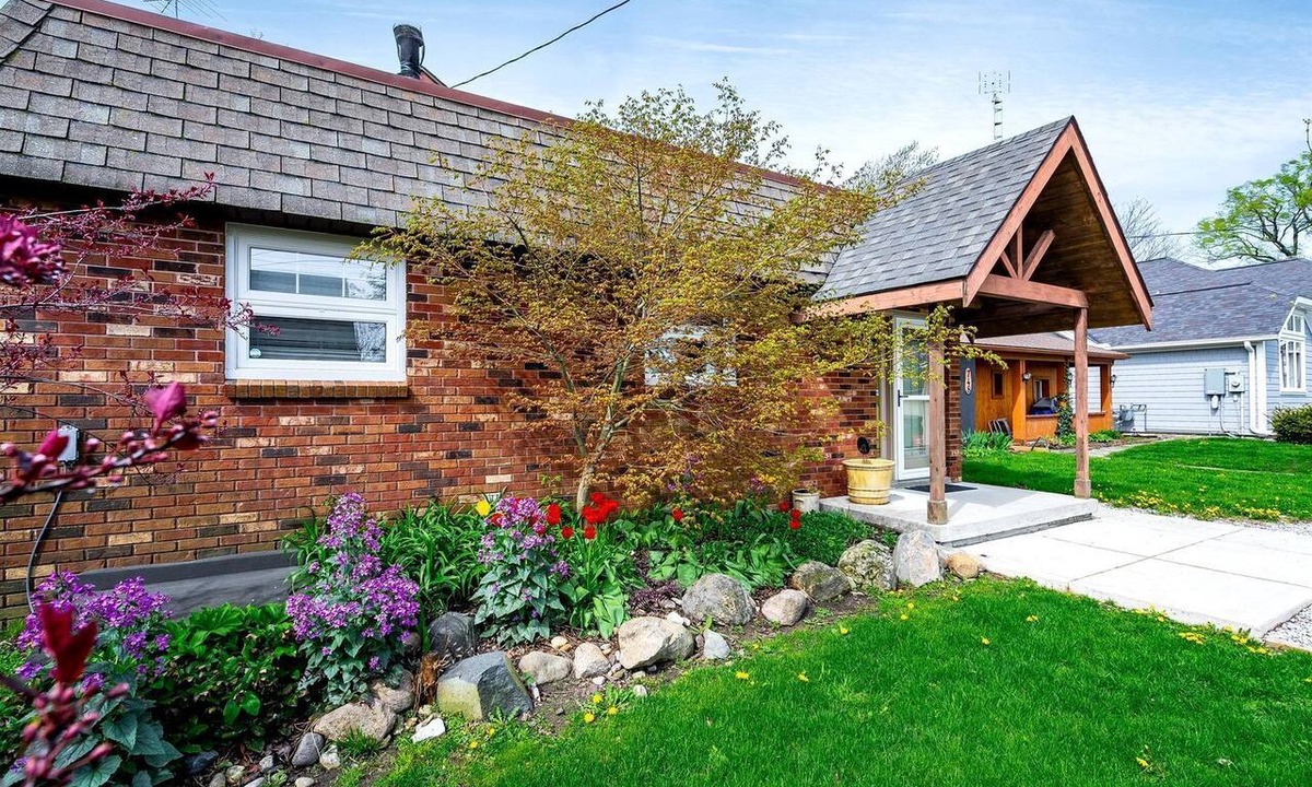 Leamington Cottage | Picturesque Oceanfront Cottage with Hot-tub in Leamington, Ontario