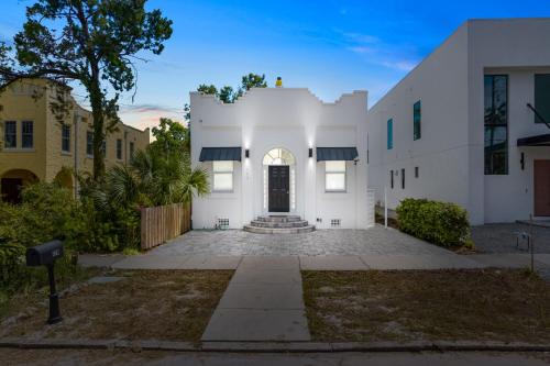 Gillespie Park Apartment | Pineapple Paradise - 2 Units - 13 min to Beach