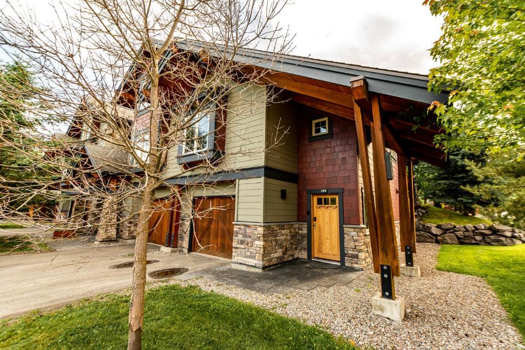 Fernie Ski Chalet | Pinnacle Ridge by StayIn