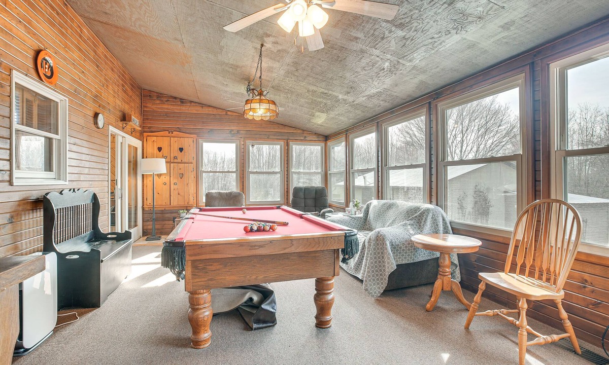 Mount Vernon House | Pool, Deck & Fire Pit: Dog-Friendly Ohio Escape!