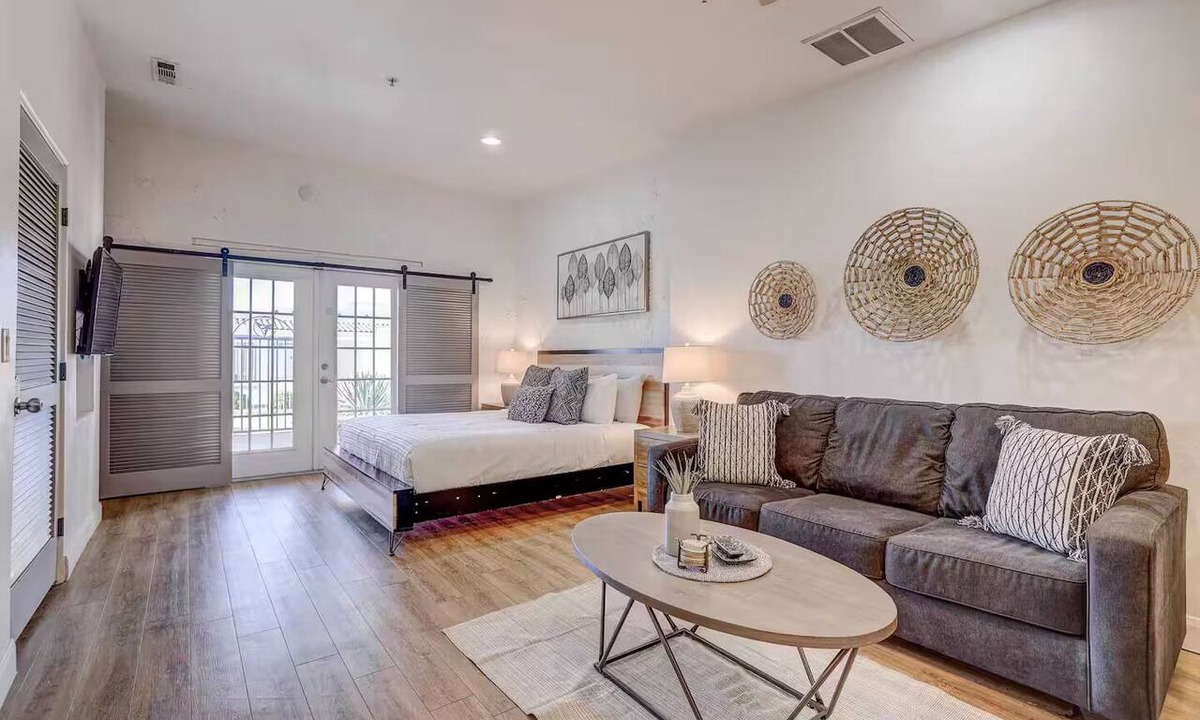 St. George Villa | Pool, Hot Tub, Pickleball, Gym, WiFi, Kitchen, King Bed, Dog Friendly Villa