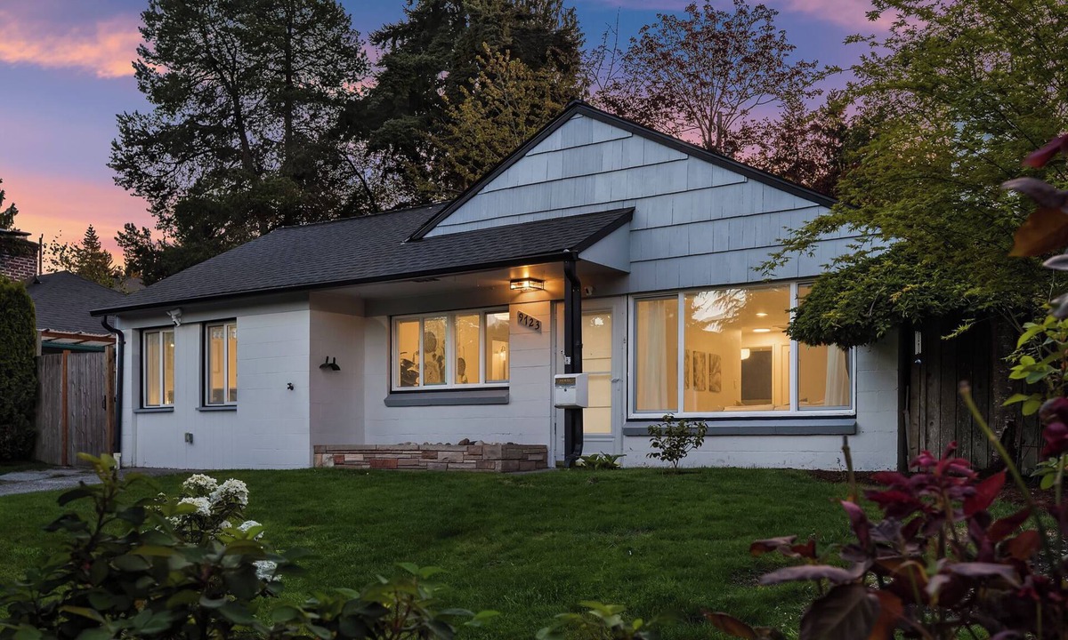Crown Hill House | Pretty Seattle Home · Peaceful Cozy Stay