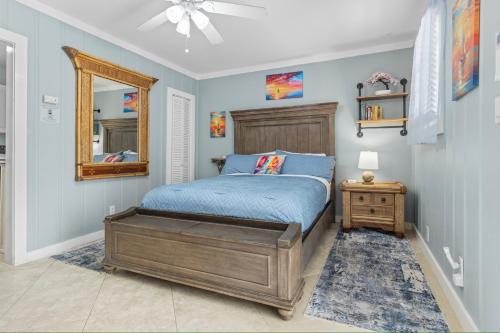 Old Town House | Prime Downtown Location - Truman Little Cozy Cottage