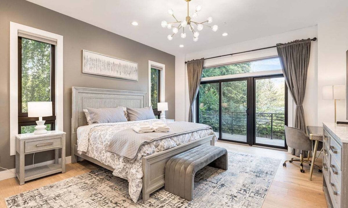 West Bellevue House | Prime Location: 6BR Luxury & Comfort in Bellevue!