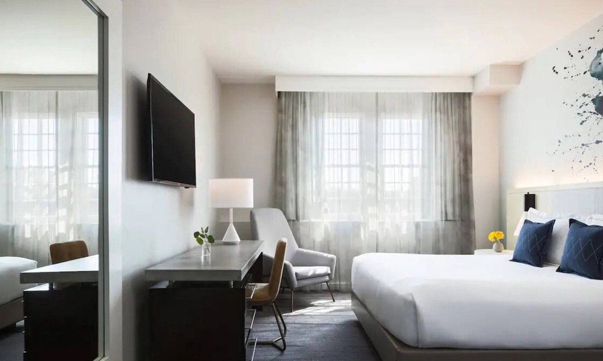 Old Town Alexandria House | Prime Location! Discover the Beauty of Virginia! Parking On-Site! Pets Allowed