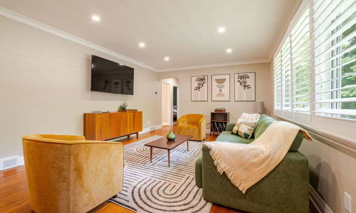 Whitby House | Private backyard retreat ✔️hot tub ✔️parking ✔️2 king beds ✔️family/pet friendly