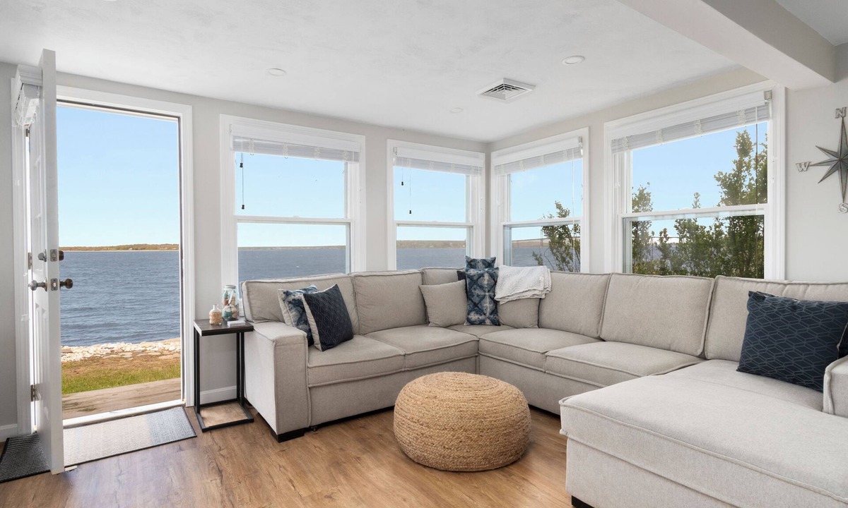 Portsmouth House | Private Beachfront Cottage Near Newport & Bristol
