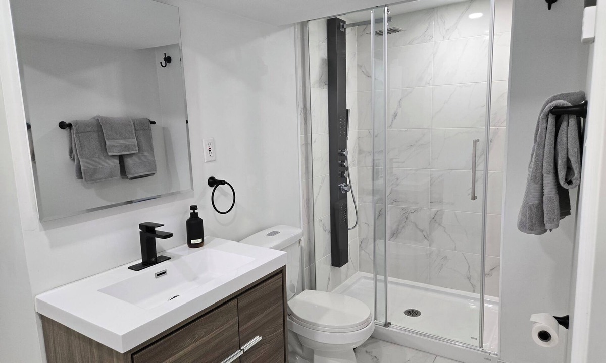 Longueuil Apartment | Private Entry - Modern & Bright Longueuil Suite