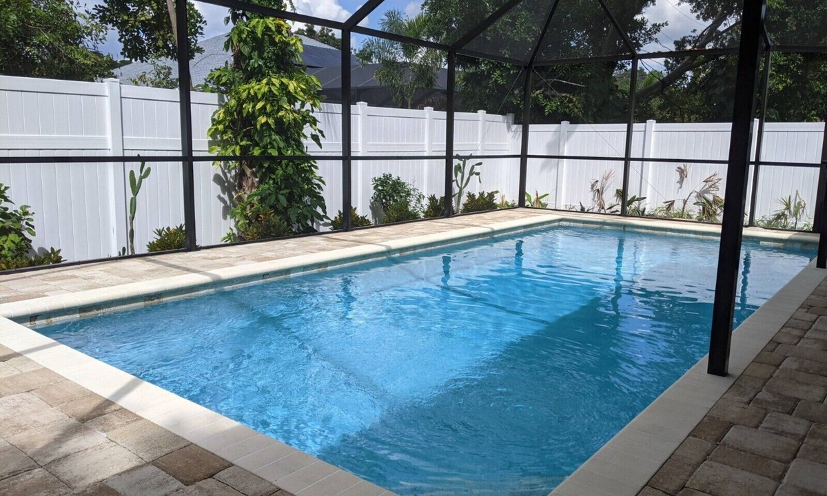 South Sarasota House | Private Heated Pool Beautiful 3bdr/2bth 2car garage only minutes to Siesta Beach