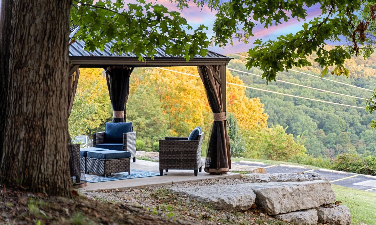 Branson West House | Private Hot Tub, Pool, Fire Pit, Lake, Games! Close to SDC, Shows, Shopping