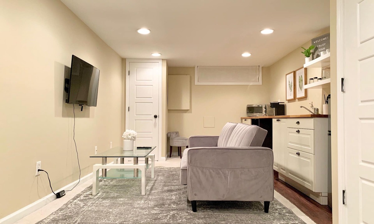 Downtown Baltimore House | Private one bedroom studio near Patterson Park and John Hopkins