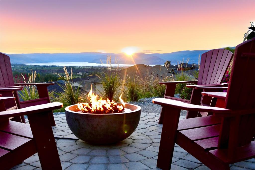 Black Mountain Apartment | Private Suite, Panoramic Views, Hot Tub, Wineries