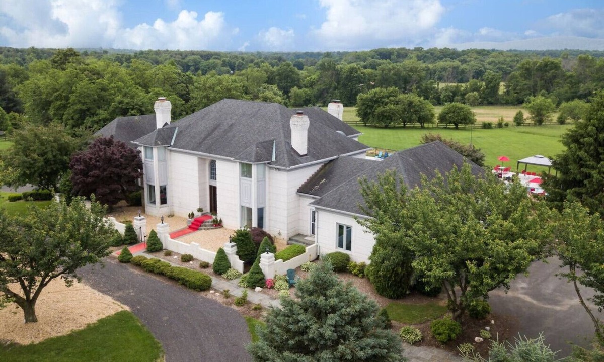 Purcellville Villa | Private11200sf Retreat GuitarPool Hottub-Wine Area