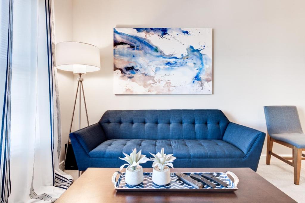 Old Town West Apartment | Professionally Decorated 1 BR With King Bed Only 4 Minutes from Metro/ Close to Old Town