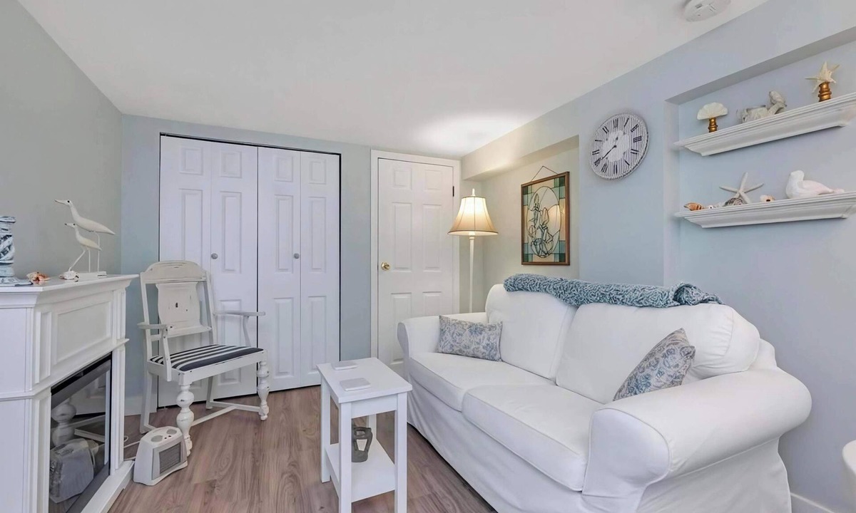 Saanich West House | Quaint 1 Bedroom Suite, Victoria, BC