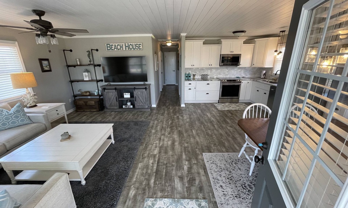 Kill Devil Hills Cottage | Quaint yet gorgeous remodeled getaway facing the ocean with crows nest