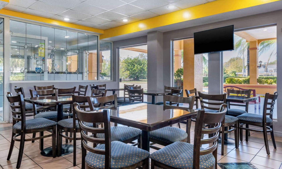 Indian Beach Sapphire Shores Hotel | Quality Inn Sarasota North Near Lido Key Beach