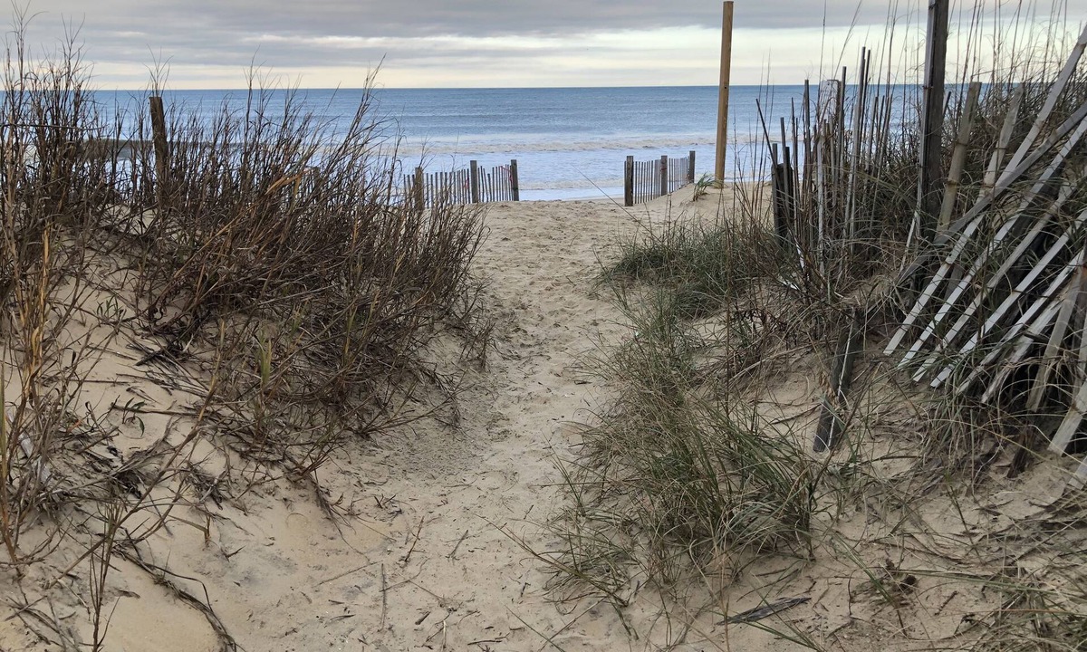 Kitty Hawk Cottage | Queen Anne's Revenge At The Beach 3 Bedroom Cottage by RedAwning