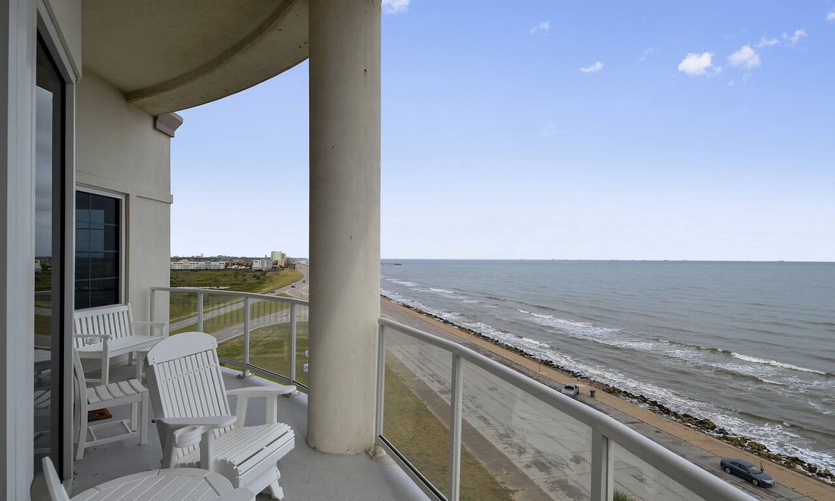 Galveston Condo | Queen of Diamonds | Indoor & Outdoor Pools!