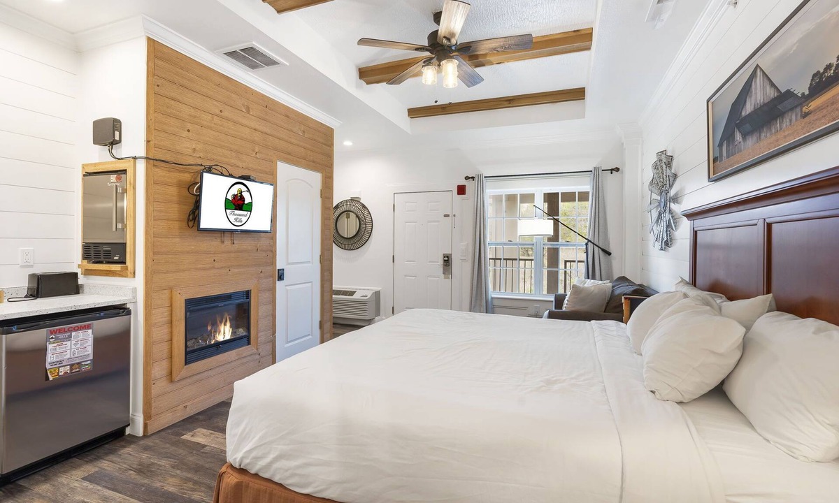 Branson Condo | Queen Suite Near Hwy 76 Close to Shows Sleeps 2
