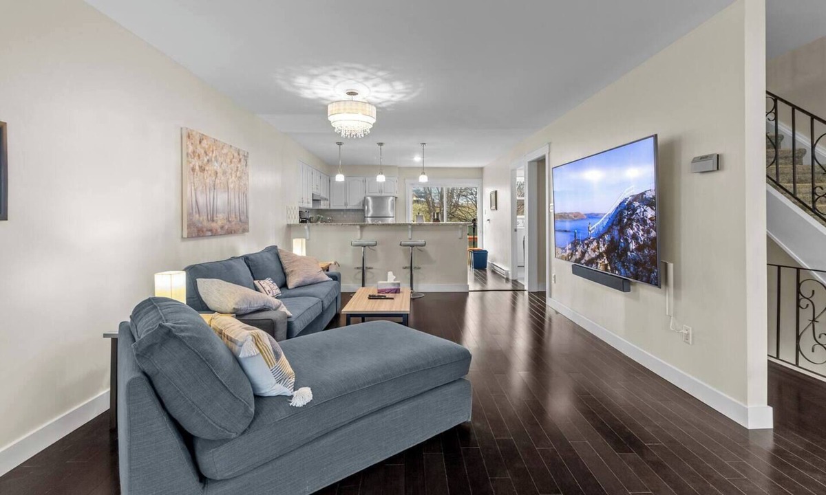 Downtown St. John's House | Quidi Vidi King 3 Doubles Parking Office