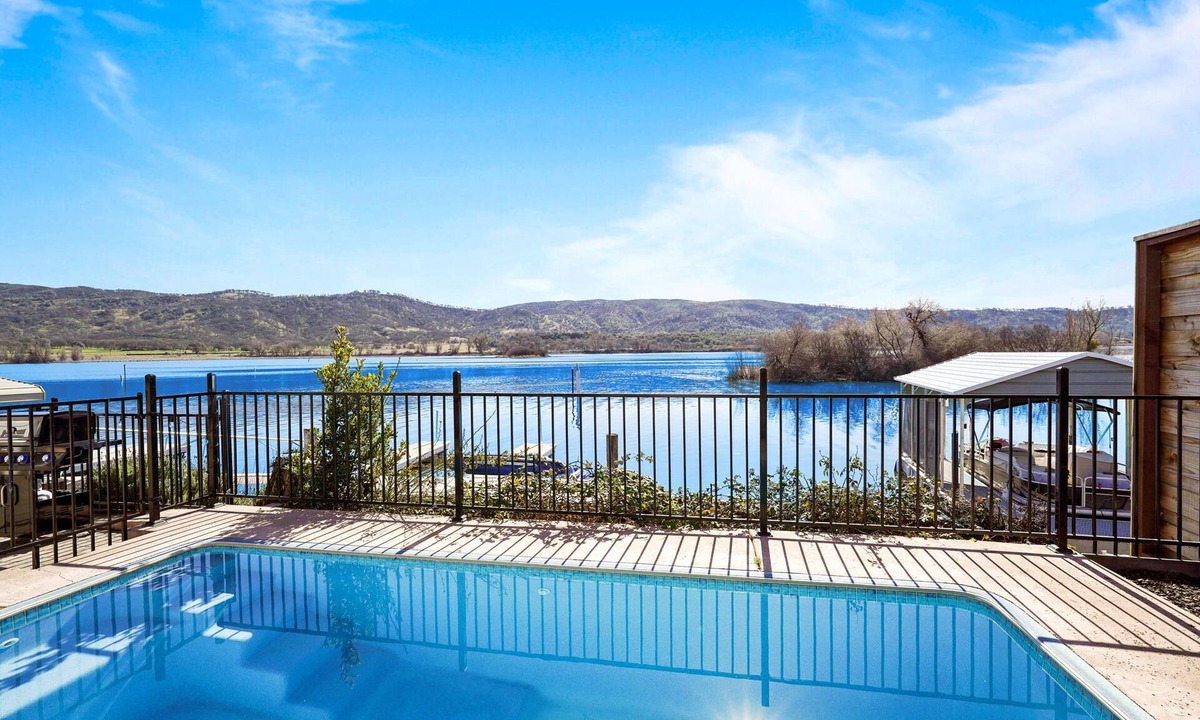 Wilbur Springs House | Quiet Lakefront Escape-Pool/GameRoom/ArcadeGames/Pedal Boats/Kayak/FirePit/Dock