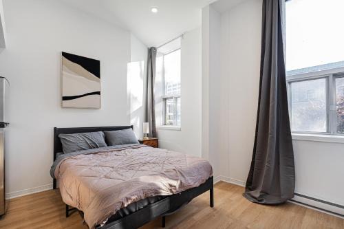 Quartier des Spectacles Apartment | Quiet studio For 2 Guest With Parking