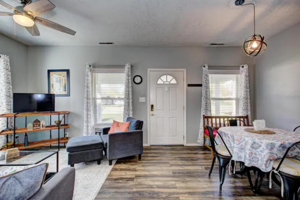 Sunset House | Red Bench Cottage Ideal location near parks, trails, skiing, hiking, biking, shopping extended stays welcome