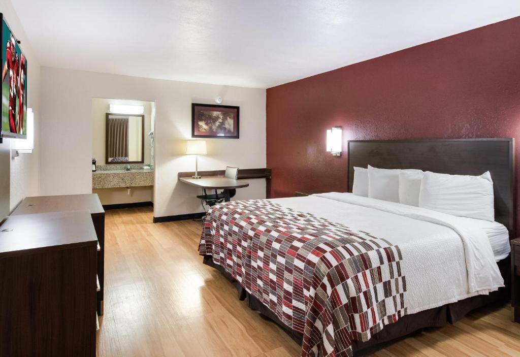 Commerce Hotel | Red Roof Inn & Suites Commerce - Athens