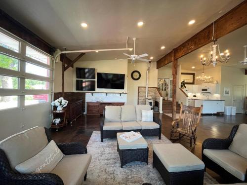 Nampa House | Red Roof Lodge hot tub 18 beds venue treehouse