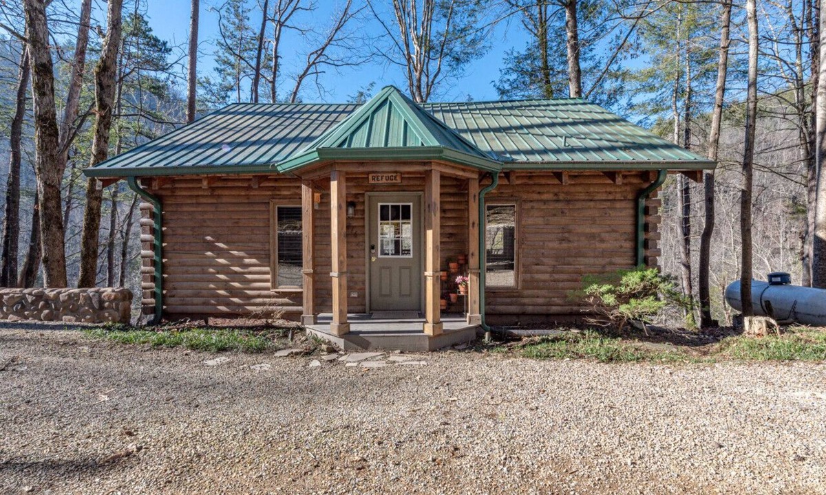 Townsend House | Refuge - Riverfront, Fire Pit, Fireplace & Grill!