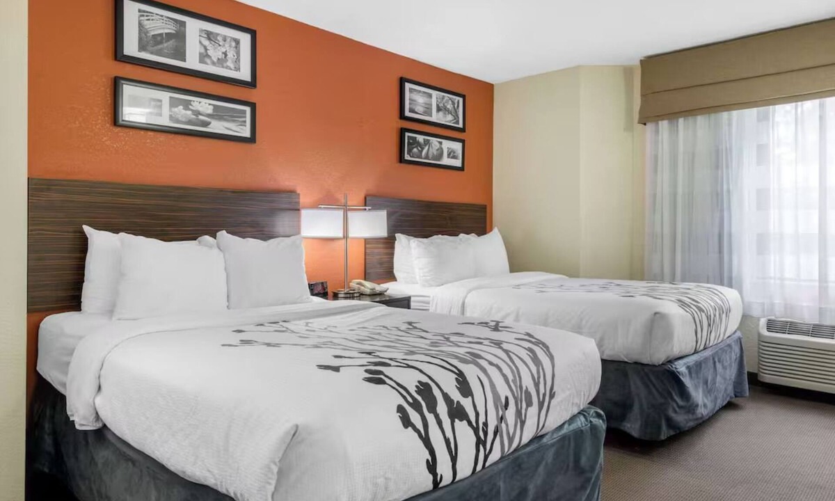 Bayou Oaks Hotel | Relax in 2 Stylish Rooms w/2 Double Beds Near Sarasota-Bradenton Airport