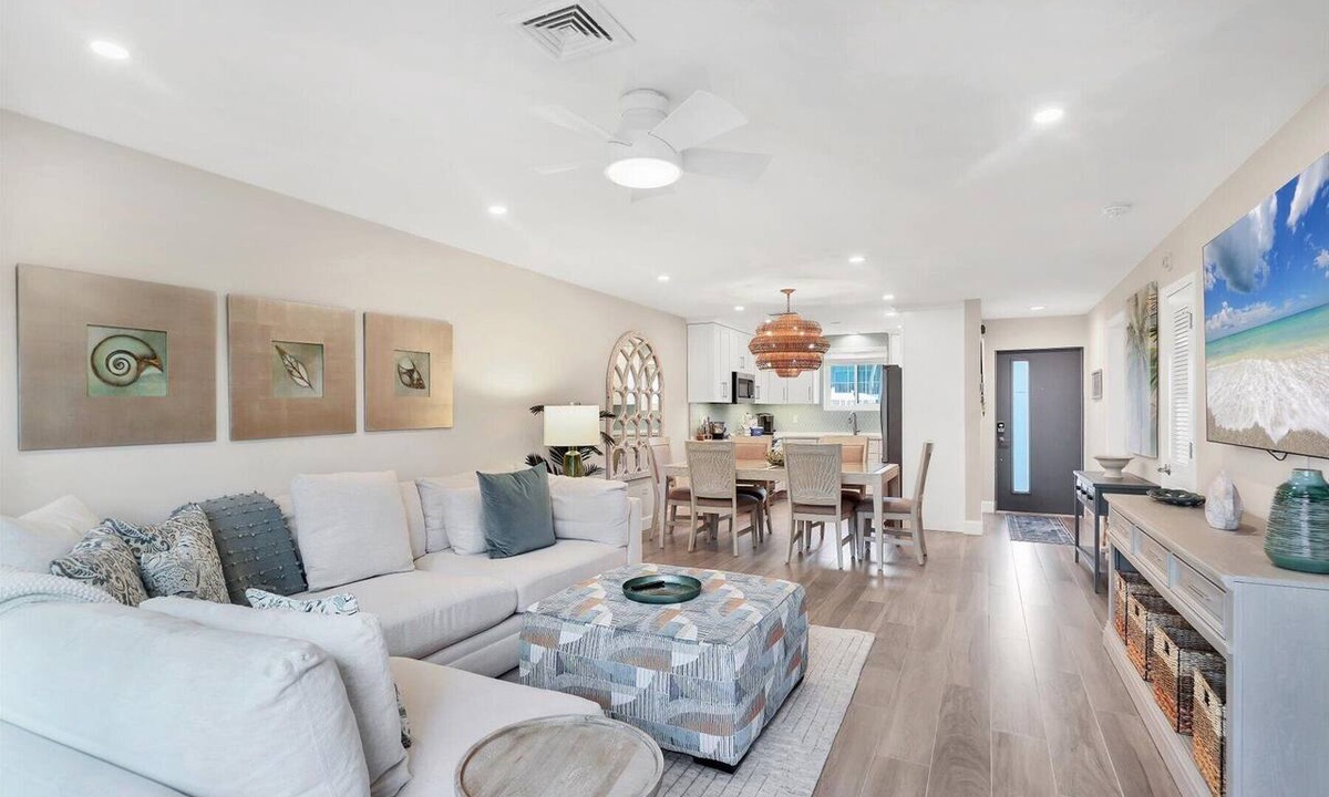 Saint Armands Key Condo | RENOVATED 2/2, Pool, Walk to St. Armands and Beach