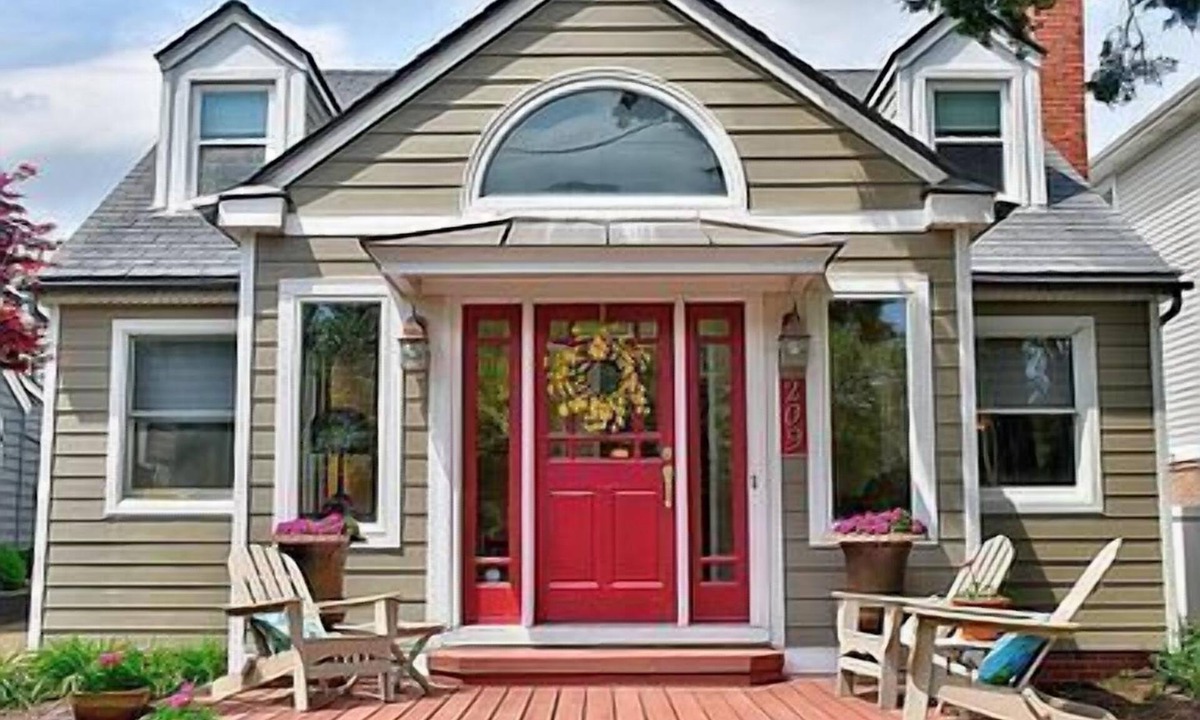 Northeast Virginia Beach Cottage | Renovated 3BR beach cottage, 1 block to ocean with private backyard and parking
