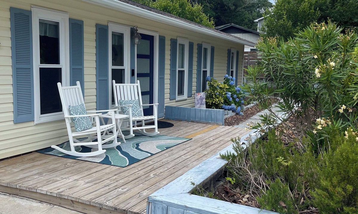Emerald Isle House | Renovated Emerald Isle Cottage - Private Oceanfront Parking & Boardwalk Access