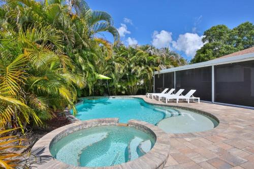 Palmetto House | Resort Saltwater Pool Spa Near Anna Maria