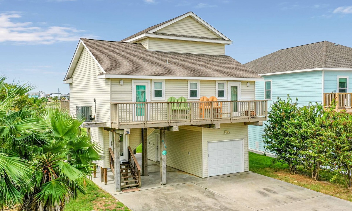 Isla Del Sol House | Retreat at the West End 3/2. SLEEPS up to 6! Five mins walk to beach!