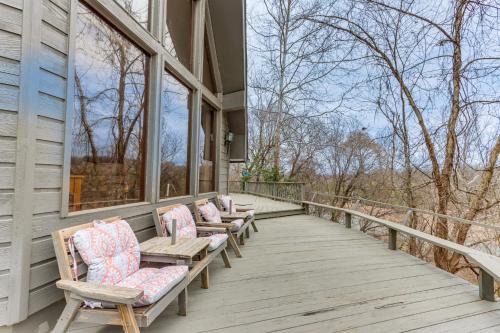 Treece House | Riverfront Baxter Springs Home w/Deck & Grill!