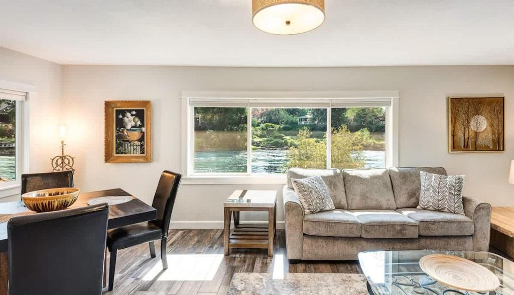 Bend House | Riverfront cottage just steps from Deschutes River