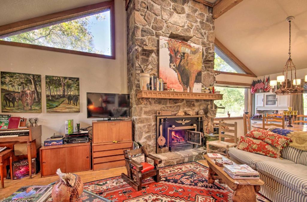 Mammoth Spring House | Riverfront Getaway w/Treehouse, Fire Pit & Deck!