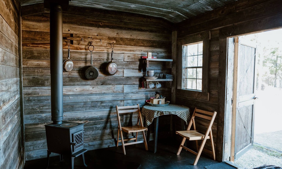 Parkland County Cabin | Romantic and Cozy, OFF GRID Tiny Cabin for 2 (or 1), with wood burning stove