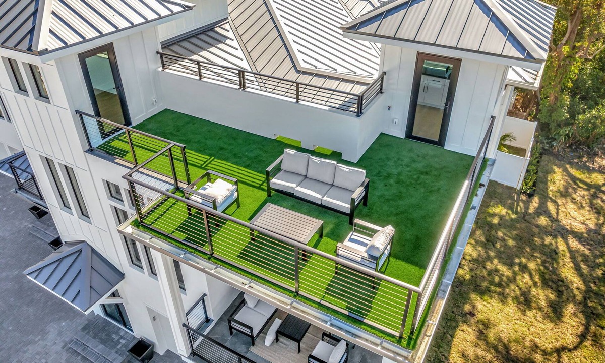 Dunedin House | Rooftop, Balcony, Elevator, Fenced Yard! Downtown Lux Townhome