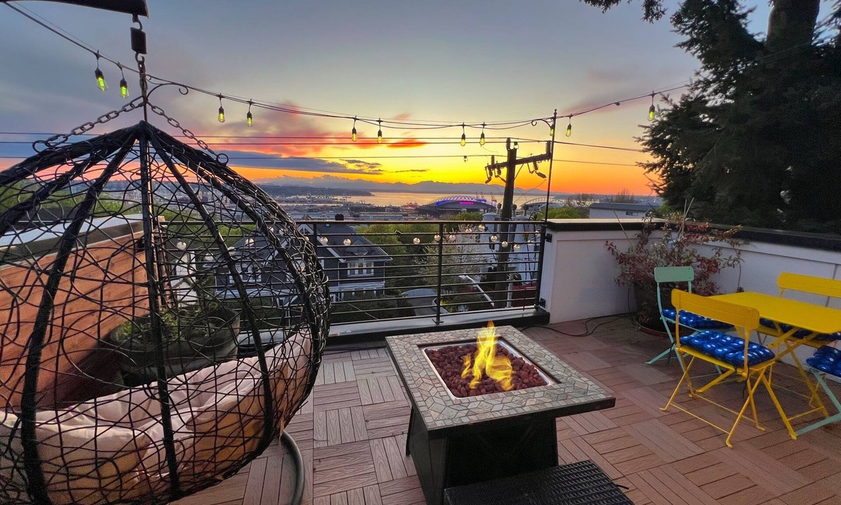 North Beacon Hill House | Rooftop Mural 1GB Parking AC FIFAStadiums W/D BBQ Mountain&Bay Views New Kitchen