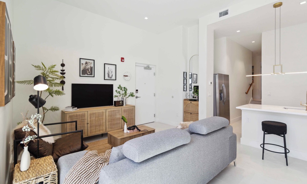 Gillespie Park Apartment | Rosemary District Beauty - Free Trolley to Beaches